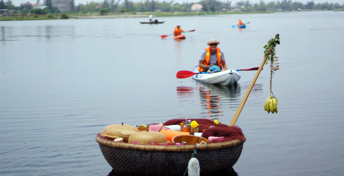 Hoi An Kayaking with Floating Bar Tour